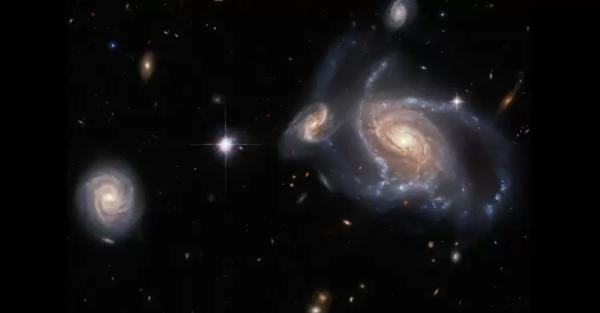 Хаббл сфотографировал скопление спиральных галактик на расстоянии 600 млн световых лет от Земли - Общество