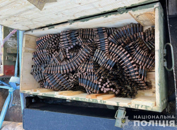 На Дніпропетровщині поліцейські виявили в обійсті чоловіка арсенал зброї та посіви конопель. ФОТО | новини Дніпра