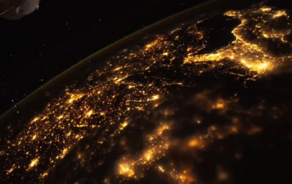 С борта МКС сняли зрелищное видео ночной Европы