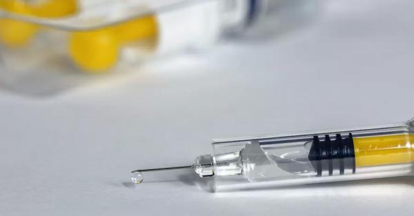 В Нидерландах граждан, которые боятся уколов,  будут вакцинировать в очках виртуальной реальности - Коронавирус