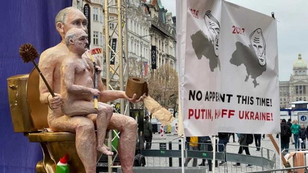 В Праге Путина и Лукашенко унизили карикатурой с золотым ёршиком