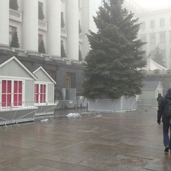 Новогодняя локация на Банковой: под Офисом президета появилась елка, каток и карусели - Общество