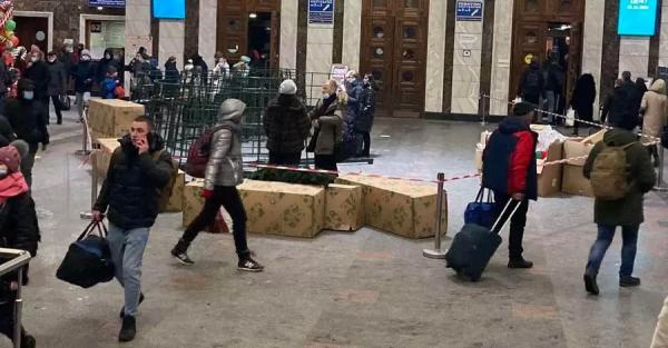 В "Укрзализныце" после скандала показали, как ставят елку на вокзале Киева - Общество