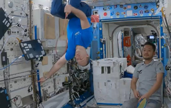 На МКС астронавты и туристы сыграли в бадминтон