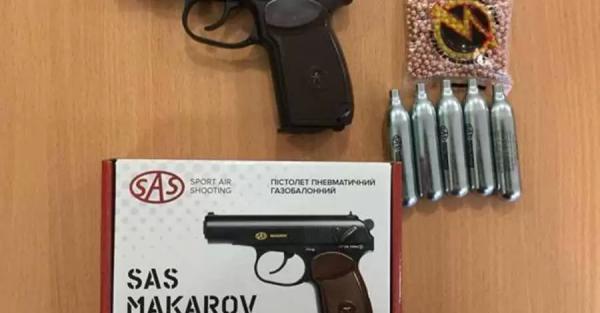 В криворожском лицее похвастались, что родители купили для них пистолет Макарова - Общество