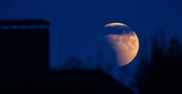 Астрологи назвали самое опасное затмение 2022 года: майская кровавая луна - Общество