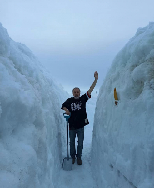 Украинские полярники показали, как откапывают "Академика Вернадского" после рекордного снегопада - Общество