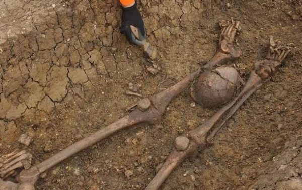 Возле Лондона обнаружили обезглавленные скелеты с черепами между ног