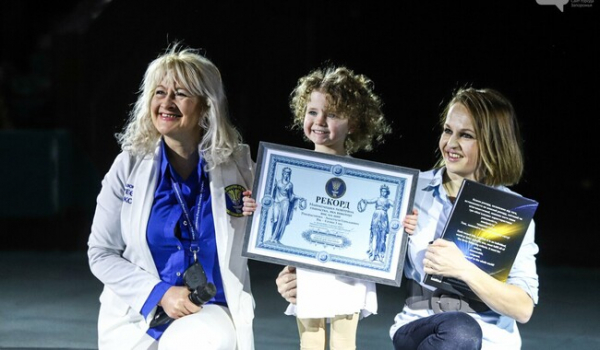 4-летняя гимнастка из Запорожья попала в Книгу рекордов Украины, исполнив сложнейший цирковой трюк - Общество