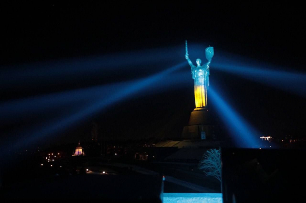 Монумент Родина-Мать подсветили цветами украинского флага фото - Общество