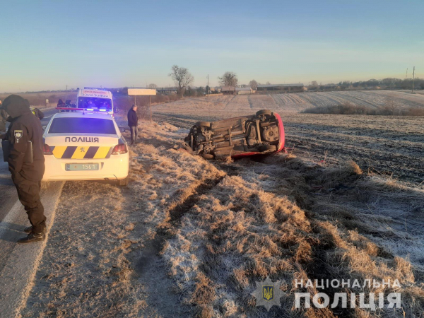 На Львівщині легковик перекинувся у кювет, водій загинув на місці ДТП  | Криминальные новости