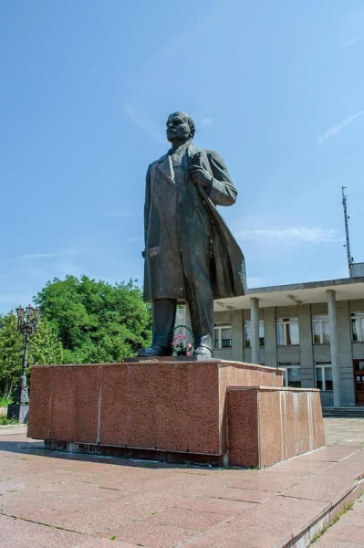 Деньги за последнего Ленина потратят на ремонт памятника князю Игорю - Общество