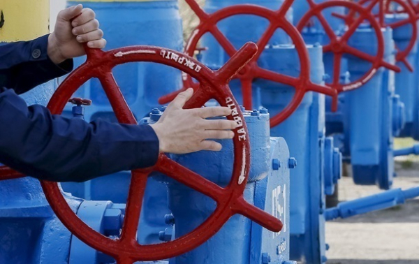 Цена на газ в Европе упала ниже $900
