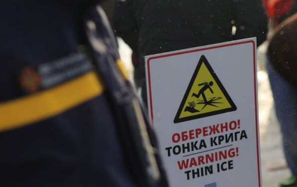 В Днепре полицейские провалились под лед, пытаясь спасти рыбака