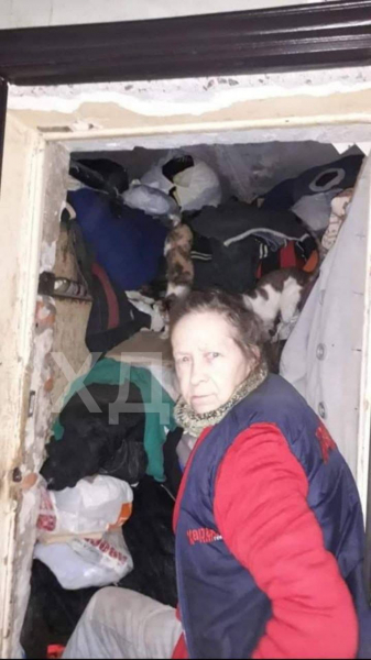 В Днепре женщина так набила мусором свою квартиру, что он вытеснил двери  - Общество