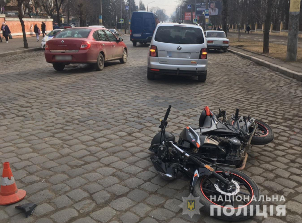 У Чернівцях внаслідок ДТП розбився мотоцикл, двоє юних людей у шпиталі. ФОТО | Криминальные новости