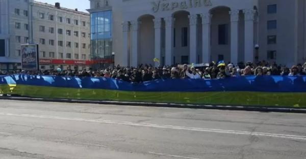 Жители Херсона и Мелитополя вышли на протесты под обстрелами российских оккупантов - Общество