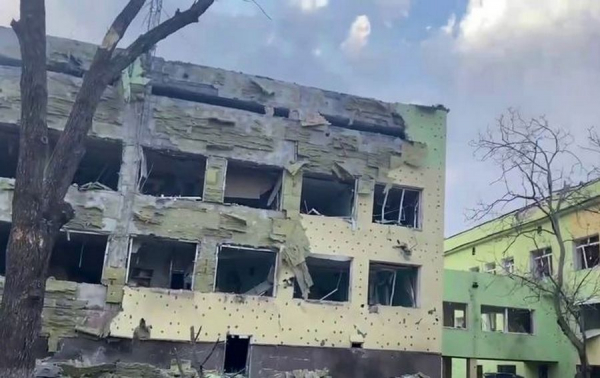 В Мариуполе на детскую больницу сбросили авиабомбы: фото и видео последствий