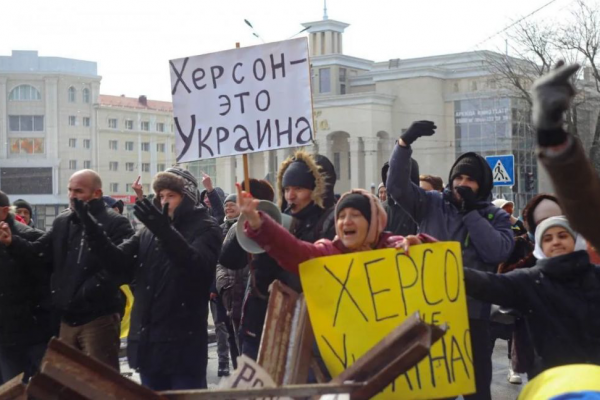 У Херсоні рашисти обстріляли черговий мітинг нескорених українців, є поранені | Криминальные новости
