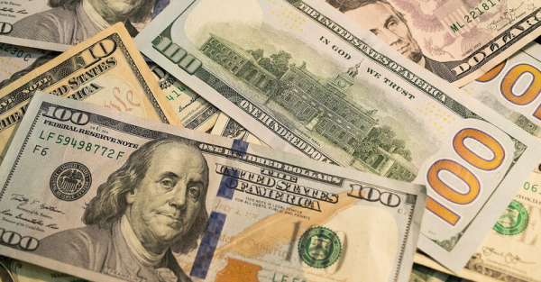 НБУ разрешил банкам продавать наличные доллары: какой курс будет действовать