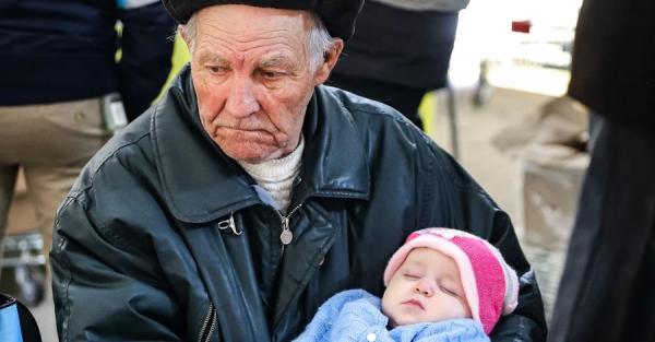 Семье пенсионера, который убаюкивал внучку, собрали 500 тысяч гривен - Общество