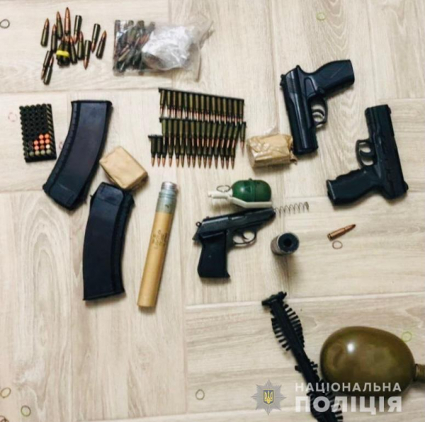 На Київщині поліцейські вилучили у чоловіка вогнепальну зброю та наркотики | Криминальные новости