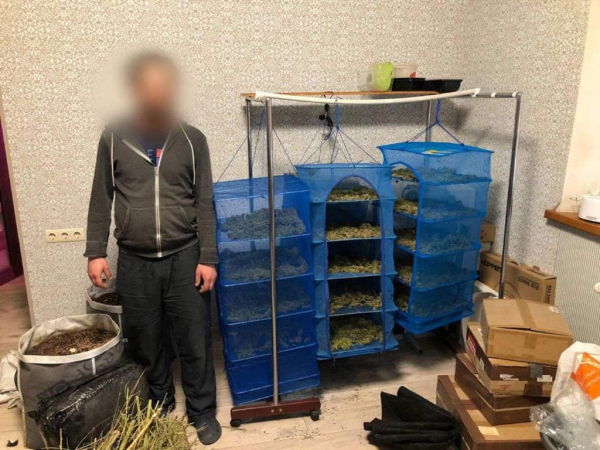 На Київщині поліцейські затримали такого собі домашнього наркоплантатора. ФОТО | Криминальные новости