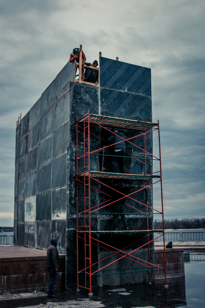 Памятник основателям Киева "спрятали" за шестиметровой конструкцией - Кия, Щека, Хорива и Лыбедь временно не видно - Общество