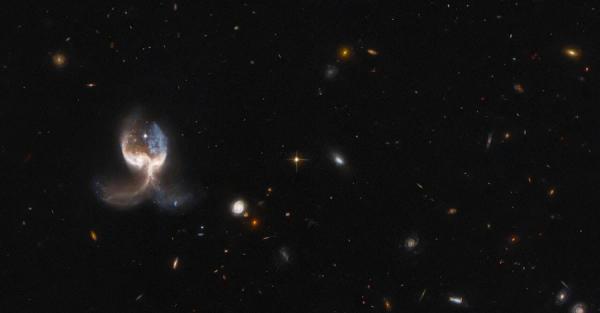 Телескоп Hubble сделал фото двух галактик в самом разгаре столкновения - Общество