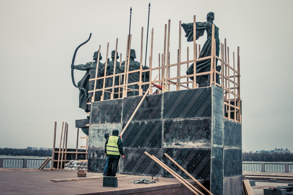 Памятник основателям Киева "спрятали" за шестиметровой конструкцией - Кия, Щека, Хорива и Лыбедь временно не видно - Общество