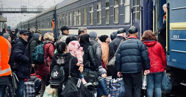 Беженцев из Мариуполя отправили поездом во Львов - Общество