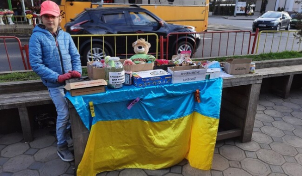 В Одессе дети собирают деньги для помощи ВСУ и переселенцам, продавая игрушки. - Общество