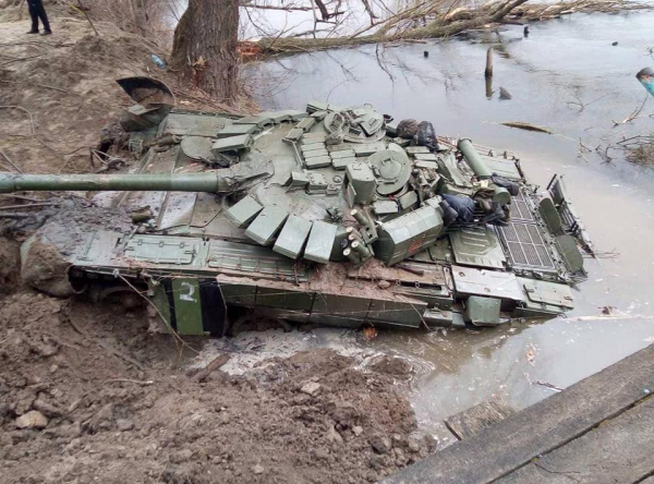 На Сумщині зі дна річки підняли російський танк із трупами екіпажу. ФОТО | Криминальные новости