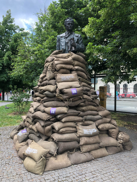 В Чехии памятник Тарасу Шевченко защитили от обстрелов мешками с песком - Общество