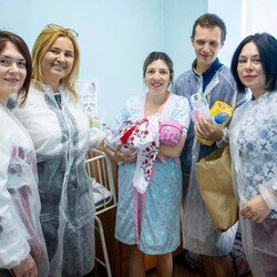 Украинским младенцам в прифронтовых регионах подарили вышиванки - Общество