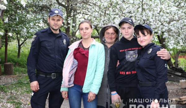 Полицейские Черниговщины вернули домой подростка, которого российские военные вывезли в Беларусь - Общество