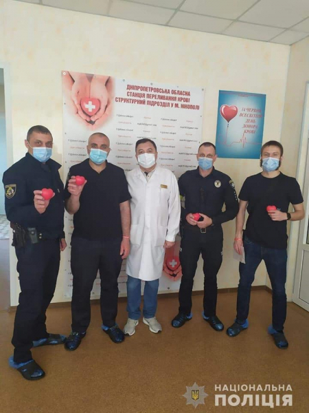 В Никополе 22 полицейских сдали кровь для украинских военных