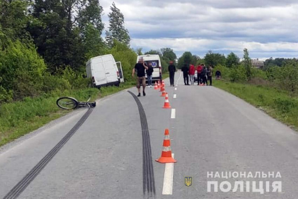 На Хмельниччині мікроавтобус на дорозі між селами збив дитину на велосипеді | Криминальные новости
