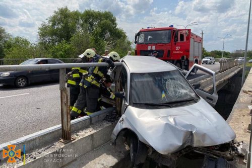 В Павлограде на мосту через реку Волчья "Жигули" врезались в отбойник, - водителя спасти не удалось
