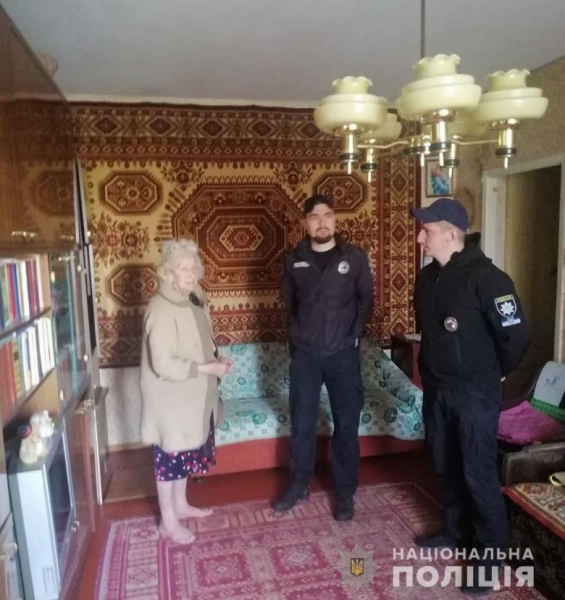 Киевляне и полицейские спасли бабушку, которая осталась в квартире без еды - Общество