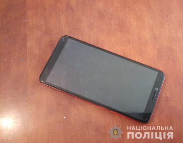 На детской площадке в Павлограде мужчина выхватил из рук 13-летнего подростка мобильный телефон