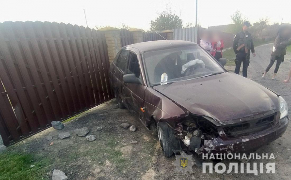 У Миргороді легковик врізався у паркан, постраждала неповнолітня дівчина | Криминальные новости