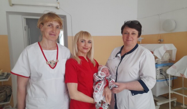 Украинским младенцам в прифронтовых регионах подарили вышиванки - Общество