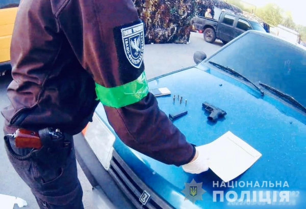 На Прикарпатті поліцейські виявили у зупиненому автомобілі зброю та набої | Криминальные новости