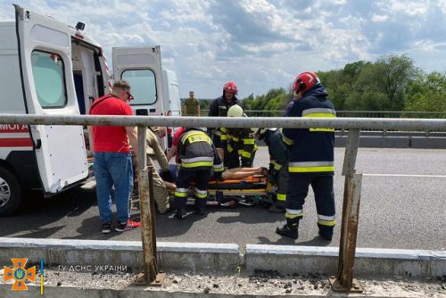 В Павлограде на мосту через реку Волчья "Жигули" врезались в отбойник, - водителя спасти не удалось