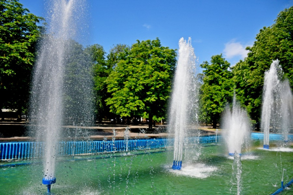 В Никополе заработал один из самых красивых фонтанов города (фото)