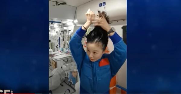 Китайский астронавт показала, как она моет голову в космосе - Общество
