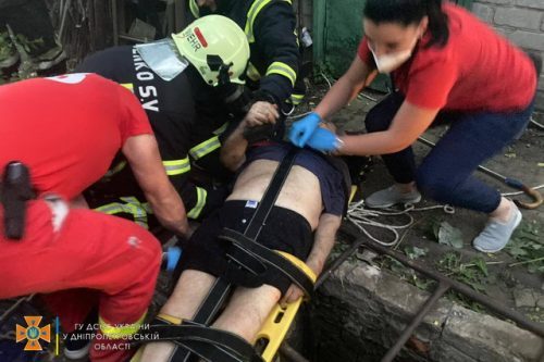 В Павлограде спасали мужчину, упавшего в 7-метровый колодец