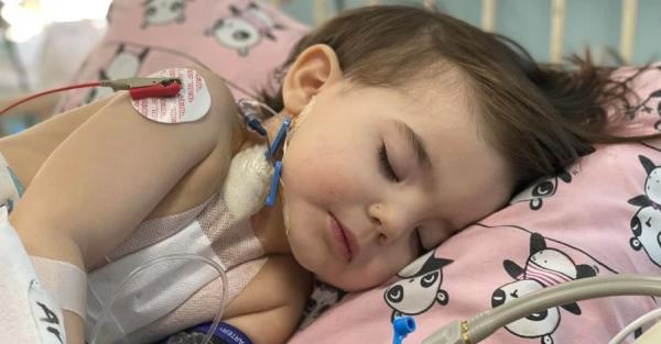 Во Львове американский кардиохирург за неделю провел пять сложных операций детям - Общество
