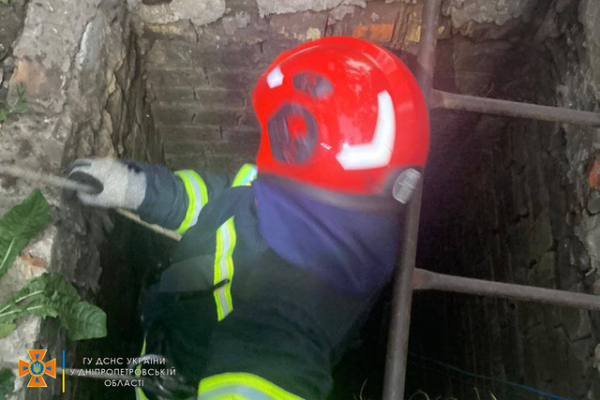 В Павлограде спасали мужчину, упавшего в 7-метровый колодец